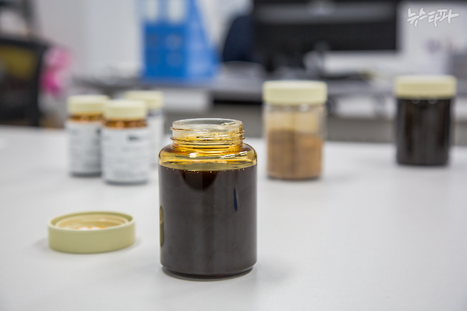 ▲바이오코프 공장에서 생산된 크릴오일. 전 세계의 기업들은 크릴오일 캡슐을 오메가-3 지방산 건강보조식품으로 판매한다. 이 지방산은 해조류나 아마씨에도 함유돼 있다. (사진: 트리스틴 테일러)