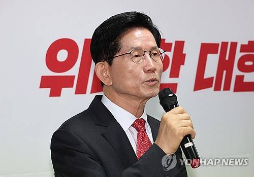 경제 분야 공약 발표하는 김문수 후보 (서울=연합뉴스) 이정훈 기자 = 국민의힘 김문수 대선 경선 후보가 18일 서울 여의도 선거사무소에서 기업하기 좋은 대한민국 만들기를 주제로 경제 분야 공약을 발표하고 있다. 2025.4.18 uwg806@yna.co.kr
