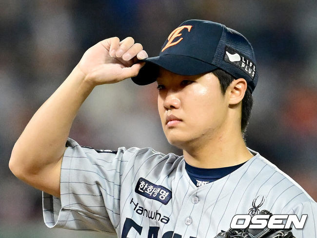 [OSEN=인천, 김성락 기자] 17일 오후 SSG 랜더스 필드에서 ‘2025 신한 SOL BANK KBO리그’ SSG 랜더스와 한화 이글스의 경기가 열렸다.이날 SSG는 미치 화이트를, 한화는 류현진을 선발투수로 내세웠다. 8회말 한화 정우주가 마운드에 올라 투구를 준비하고 있다. 2025.04.17 / ksl0919@osen.co.kr