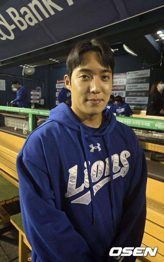 [OSEN=잠실, 한용섭 기자] 삼성 라이온즈 투수 원태인이 17일 잠실구장에서 LG 트윈스 상대로 6이닝 1실점 호투로 승리를 따낸 뒤 취재진과 인터뷰를 하고 있다. /orange@osen.co.kr