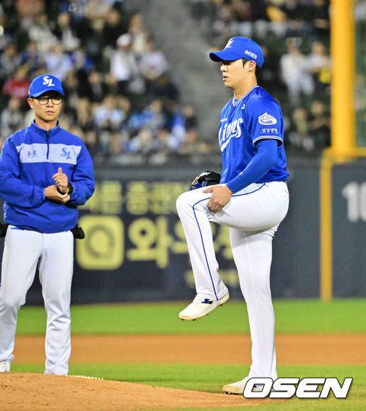 [OSEN=잠실, 민경훈 기자] 17일 서울 잠실야구장에서 2025 신한 SOL Bank KBO리그 LG 트윈스와 삼성 라이온즈의 경기가 열렸다.이날 LG는 송승기, 삼성은 원태인을 선발로 내세웠다.6회말 삼성 원태인이 통증을 호소하고 있다. 2025.04.17 / rumi@osen.co.kr