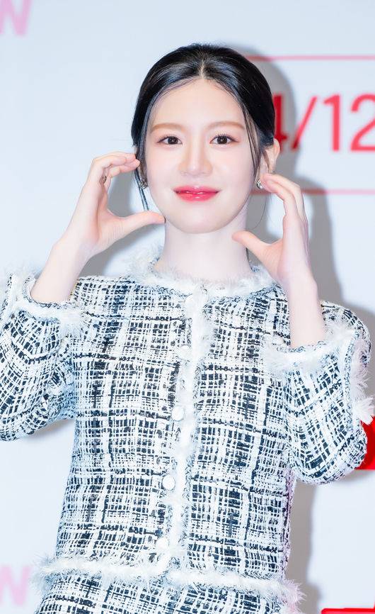 [OSEN=민경훈 기자] 10일 오후 서울 구로구 라마다 서울 신도림에서 tvN 새 토일드라마 '언젠가는 슬기로울 전공의생활'(언슬전) 제작발표회가 열렸다. ‘언젠가는 슬기로울 전공의생활(연출 이민수, 극본 김송희)’은 언젠가는 슬기로울 의사생활을 꿈꾸는 레지던트들이 성장해 나가는 과정을 담은 ‘슬기로운 의사생활’ 스핀오프 드라마. 청춘 배우 고윤정(오이영 역), 신시아(표남경 역), 강유석(엄재일 역), 한예지(김사비 역), 정준원(구도원 역)이 극 중 종로 율제병원 산부인과를 배경으로 좌충우돌 일상을 보내는 레지던트들의 성장기를 예고한다.배우 고윤정이 포즈를 취하고 있다. 2025.02.10 / rumi@osen.co.kr