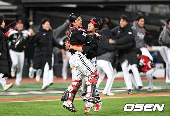 [OSEN=수원, 이대선 기자] LG가 9회초 2아웃 이후에 오지환의 스리런 홈런포로 극적인 역전승을 거뒀다.&nbsp;이정용은 9회말 1사 만루 위기에서 투수 땅볼 병살타로 처리하며 승리를 지켰다. 경기 종료 후 LG 박동원과 이정용이 승리의 기쁨을 나누고 있다. 2023.11.10 /sunday@osen.co.kr