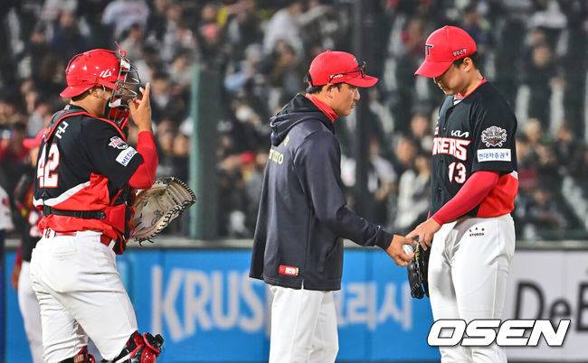 [OSEN=부산, 이석우 기자] 10일 부산 사직야구장에서 2025 신한 SOL 뱅크 KBO 리그 롯데 자이언츠와 KIA 타이거즈의 경기가 열렸다. 홈팀 롯데는 반즈가, 방문팀 KIA는 윤영철이 선발로 출전했다.KIA 타이거즈 선발 투수 윤영철이 2회말 교체되고 있다. 2025.04.10 / foto0307@osen.co.kr