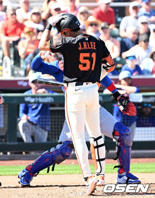 [OSEN=애리조나(미국), 이대선 기자] 27일(한국시간) 미국 애리조나주 스코츠데일 스타디움에서 2025 메이저리그 시범경기 샌프란시스코 자이언츠와 시카고 컵스의 경기가 열렸다.8개월 가량 재활을 마친 샌프란시스코 자이언츠 이정후는 이제 메이저리그 데뷔 2년차 시즌을 준비한다. 1회말 무사에서 샌프란시스코 자이언츠 이정후가 삼진으로 물러나고 있다. 2025.02.27 / sunday@osen.co.kr