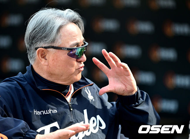 [OSEN=대전, 최규한 기자] 18일 오후 대전 한화생명 볼파크에서 ‘2025 신한 SOL Bank KBO리그’ 한화 이글스와 NC 다이노스의 경기가 열린다.홈팀 한화는 엄상백, 방문팀 NC는 로건 앨런을 선발로 내세운다.경기를 앞두고 한화 김경문 감독이 취재진과 질의응답 시간을 갖고 있다. 2025.04.18 / dreamer@osen.co.kr