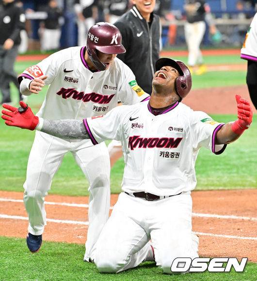 [OSEN=고척, 민경훈 기자] 18일 오후 서울 고척스카이돔에서 ‘2025 신한 SOL BANK KBO리그’ 키움 히어로즈와 KT 위즈의 경기가 진행됐다.이 경기에서 키움은 푸이그의 9회 끝내기 안타에 힘입어 4-3으로 승리하며 4연패에서 탈출했다.9회말 2사 주자 2루 키움 푸이그가 중견수 뒤 끝내기 안타를 때린 후 세리머니를 하고 있다. 2025.04.18 / rumi@osen.co.kr