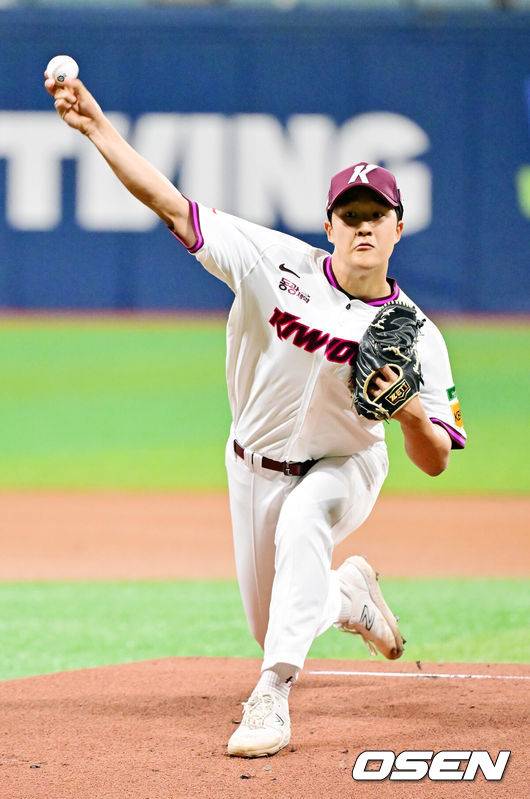 [OSEN=고척, 민경훈 기자] 18일 오후 서울 고척스카이돔에서 ‘2025 신한 SOL BANK KBO리그’ 키움 히어로즈와 KT 위즈의 경기가 진행됐다.이날 키움은 전준표를, KT는 헤이수스를 선발투수로 내세웠다. 키움 선발투수 전준표가 마운드 위에서 역투하고 있다. 2025.04.18 / rumi@osen.co.kr