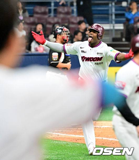 [OSEN=고척, 민경훈 기자] 18일 오후 서울 고척스카이돔에서 ‘2025 신한 SOL BANK KBO리그’ 키움 히어로즈와 KT 위즈의 경기가 진행됐다.이 경기에서 키움은 푸이그의 9회 끝내기 안타에 힘입어 4-3으로 승리하며 4연패에서 탈출했다.9회말 2사 주자 2루 키움 푸이그가 중견수 뒤 끝내기 안타를 때린 후 세리머니를 하고 있다. 2025.04.18 / rumi@osen.co.kr