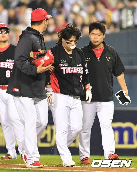 [OSEN=잠실, 김성락 기자] 18일 오후 서울 잠실야구장에서 2025 신한 SOL Bank KBO리그 두산 베어스와 KIA 타이거즈의 경기가 열린다.이날 두산은 콜어빈, KIA는 윤영철을 선발로 예고했다.6회초 무사 1루 KIA 김선빈이 희생번트를 댄 후 1루로 진루하는 과정에서 수비하는 두산 2루수 박계범과 충돌, 교체되고 있다. 2025.04.18 / ksl0919@osen.co.kr