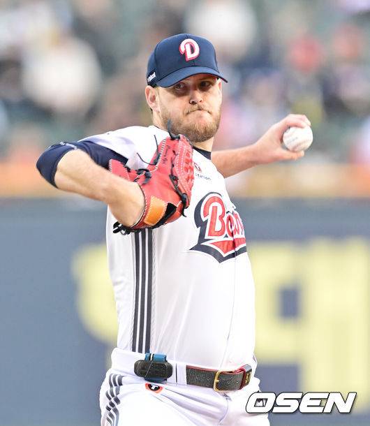 [OSEN=잠실, 김성락 기자] 18일 오후 서울 잠실야구장에서 2025 신한 SOL Bank KBO리그 두산 베어스와 KIA 타이거즈의 경기가 열린다.이날 두산은 콜어빈, KIA는 윤영철을 선발로 예고했다.1회초 두산 선발 콜어빈이 마운드에 올라 힘차게 공을 뿌리고 있다. 2025.04.18 /