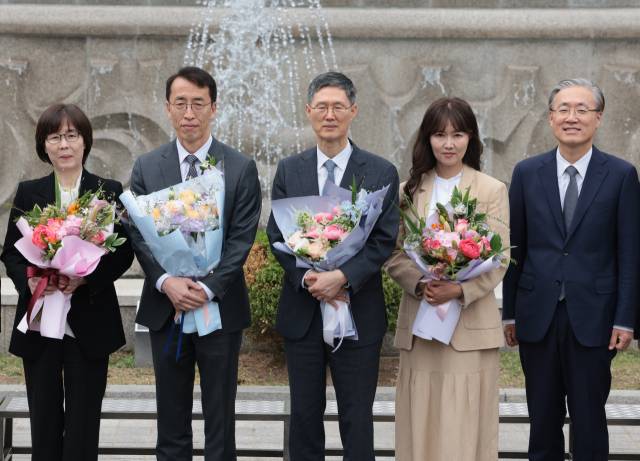 ▲문형배 헌법재판소장 권한대행과 이미선 헌법재판관이 18일 서울 종로구 헌법재판소에서 열린 퇴임식을 마친 뒤 재판관과 가족과 함께 기념 촬영하고 있다. 왼쪽부터 이미선 헌법재판관과 남편 오충진 변호사, 문형배 헌법재판소장 권한대행과 부인 이경아 씨, 김형두 헌법재판관. ⓒ연합뉴스