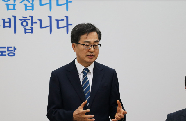 ▲더불어민주당 대선 경선 후보인 김동연 경기도지사(왼쪽 선 사람)가 지난 16일 충남 천안시 동남구 신부동 민주당 충남도당사에서 당원들과 간담회를 하고 있다. ⓒ연합뉴스