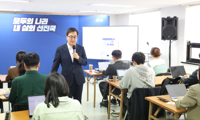 ▲더불어민주당 대선 경선 후보인 김동연 경기지사가 18일 서울 영등포구 여의도 선거 캠프에서 열린 '백팩 메고 TMI' 기자간담회에서 공약 발표를 하고 있다. ⓒ연합뉴스
