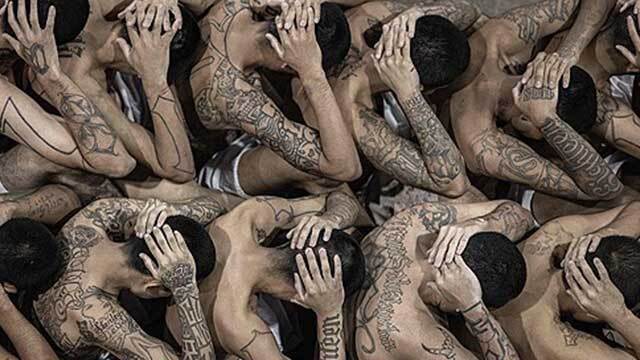 엘살바도르 대형 수용시설에서 대기 중인 수감자들. 엘살바도르 대통령실 제공.