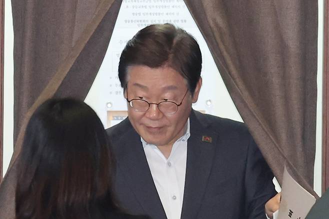 더불어민주당 이재명 대선 예비후보가 지난 17일 서울 여의도 국회 본회의에서 상법 개정안과 내란·명태균 특검법 등 재의요구 법안에 대해 투표하고 있다. 연합뉴스