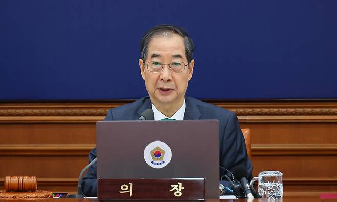 한덕수 대통령 권한대행 국무총리가 18일 서울 종로구 정부서울청사에서 2025년 제1회 추가경정예산안을 심의하기 위해 열린 임시 국무회의에서 발언을 하고 있다. 총리실 제공