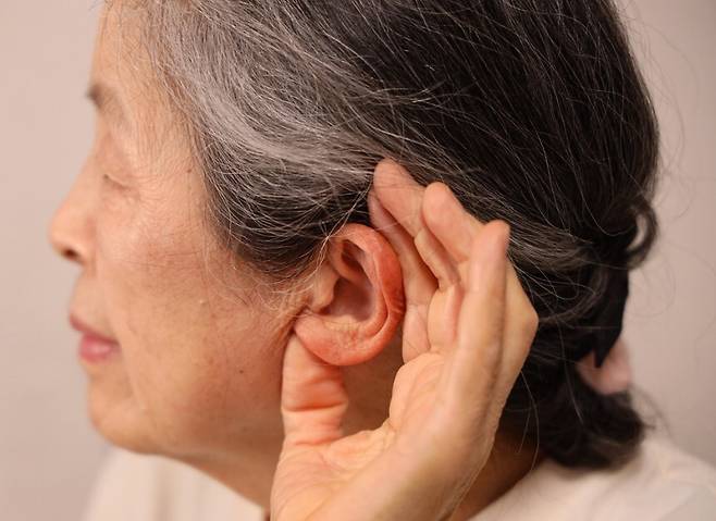 청력 저하는 건강의 ‘적색 경보’다. 낙상으로 인한 골절, 인지기능 저하로 인한 치매 위험 등을 높인다.   클립아트코리아
