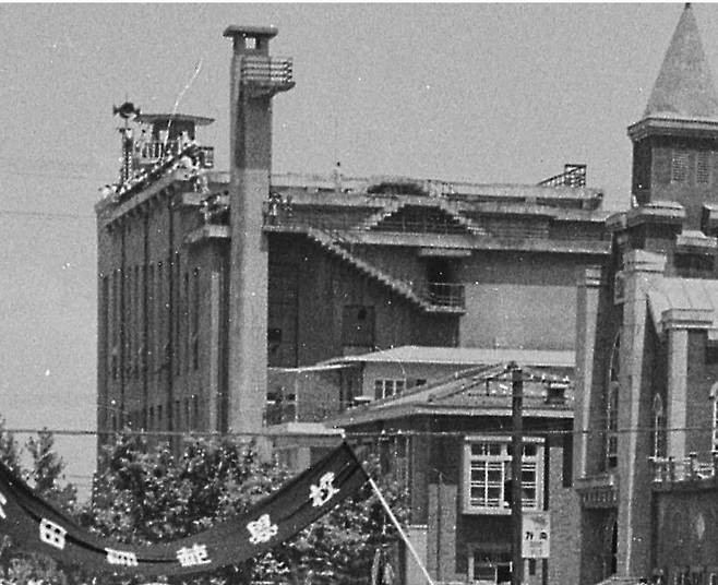 옛 대전부청사 옥상에서 시민들이 시내를 조망하고 있다. 대전시 제공