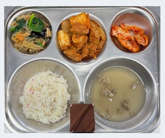 대전 중구의 글꽃중학교에서는 조리원들이 수제 음식 및 데코레이션 거부 등에 나서면서 지난 7일 배식한 ‘미역 없는 미역국’이 있는 식판. 대전시교육청 제공