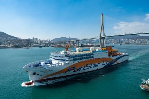 출항중인 팬스타미라클호 /팬스타그룹 제공