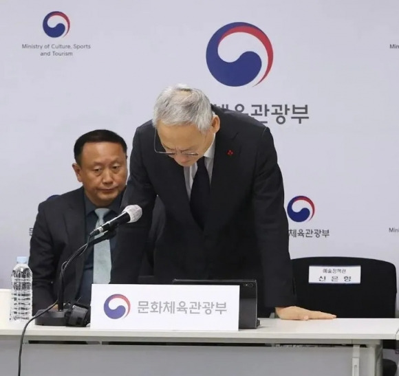 유인촌 문화체육관광부 장관이 지난해 12월 18일 서울 종로구 국립현대미술관에서 열린 정례 브리핑에서 “비상계엄 사태와 관련 국무위원으로서 사과한다”면서 고개 숙이고 있다. 연합뉴스