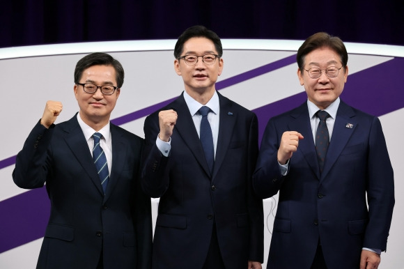 민주당 대선 경선 후보 첫 TV 토론회 - 더불어민주당 대선 경선 주자인 이재명(오른쪽부터)·김경수·김동연 후보가 18일 서울 마포구 상암동 MBC에서 첫 TV토론회를 시작하기에 앞서 기념촬영 하고 있다.  국회사진기자단