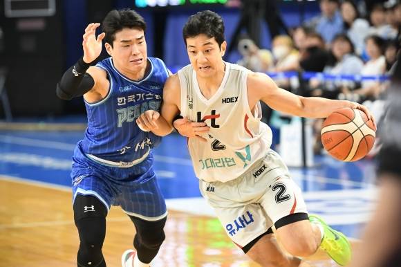 대구 한국가스공사 정성우가 18일 대구체육관에서 열린 2024~25 프로농구 6강 PO 4차전 수원 kt와의 홈 경기에서 허훈을 수비하고 있다. KBL 제공