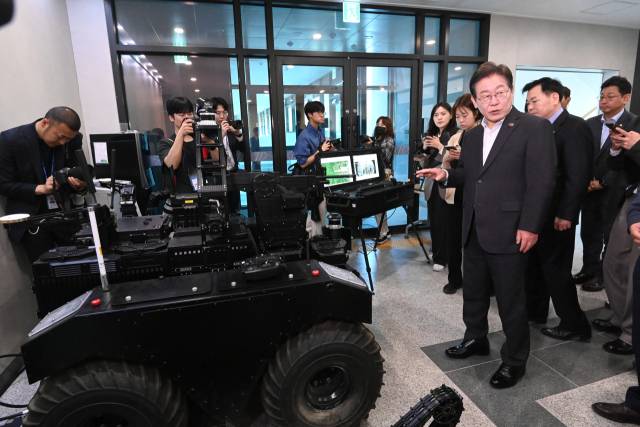 더불어민주당 대선후보 경선 주자인 이재명 전 대표가 지난 17일 대전 유성구 국방과학연구소에서 개발 중인 무기체계를 둘러보고 있다. 연합뉴스
