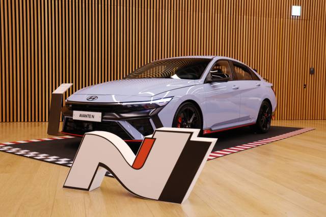 현대차는 경기도 고양시 대화동 현대 모터스튜디오 고양에서 '더 뉴 아반떼 N' 미디어 갤러리 행사를 열고 차량을 공개했다. 사진은 지난 24일 열린 행사에서 더 뉴 아반떼 N 차량이 전시되어 있는 모습. 연합뉴스