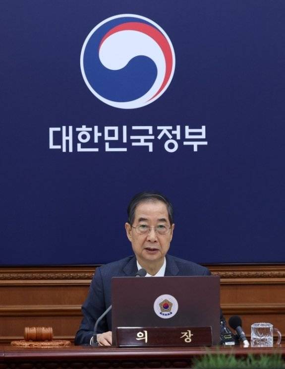 4월 14일 한덕수 대통령 권한대행 국무총리가 국무회의를 주재하고 있다. 뉴시스