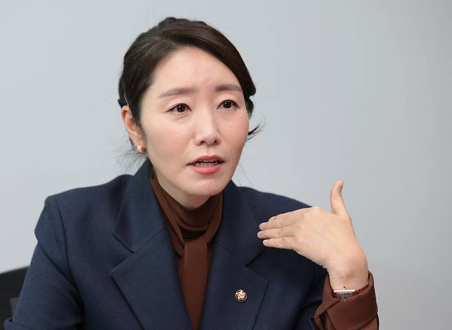 강선우 더불어민주당 의원이 4월15일 오후 서울 여의도 국회 의원회관에서 시사저널과 인터뷰를 하고 있다. ⓒ시사저널 박은숙