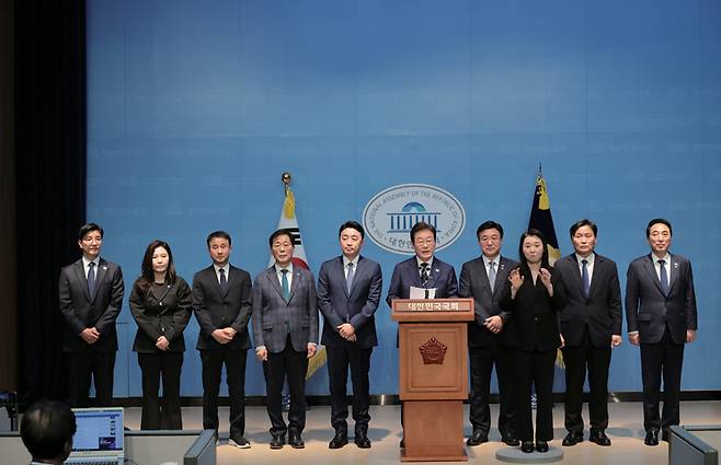 대선 출마를 선언한 이재명 전 더불어민주당 대표(왼쪽 여섯 번째)가 4월11일 국회 소통관에서 대선 경선 캠프 인선을 발표하고 있다. ⓒ시사저널 박은숙