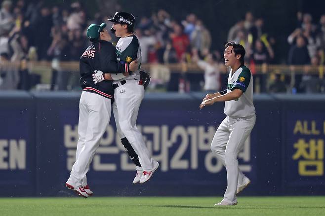 KIA 나성범이 17일 광주 KT전 9회말 끝내기 안타를 친 뒤 동료들과 기뻐하고 있다. KIA 타이거즈 제공