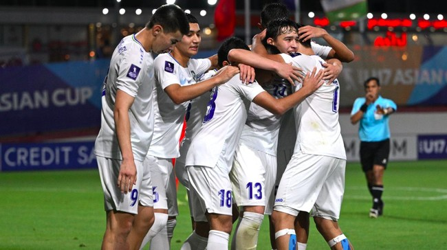우즈베키스탄 선수들이 U-17 아시안컵 준결승에서 북한을 꺾은 뒤 기뻐하고 있다. AFC 홈페이지
