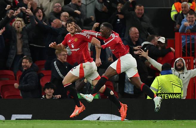 맨유 해리 매과이어가 18일 유로파리그 리옹과 8강 2차전 연장 종료 직전 극장골을 터뜨린 뒤 질주하고 있다. 로이터연합뉴스