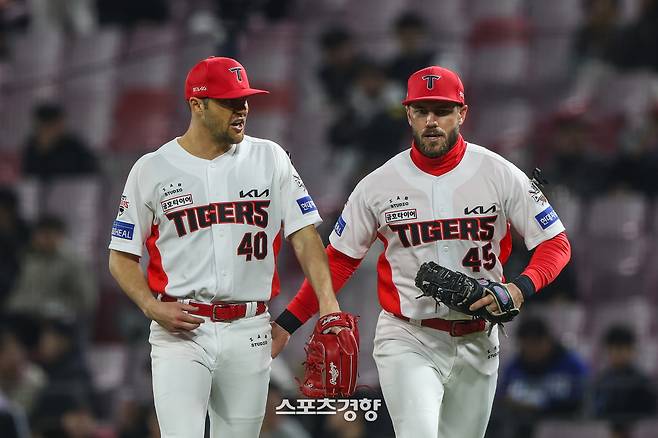 KIA 선발 제임스 네일(왼쪽)이 이닝을 마친 뒤 호수비 한 패트릭 위즈덤과 같이 더그아웃으로 들어가며 이야기하고 있다. KIA 타이거즈 제공