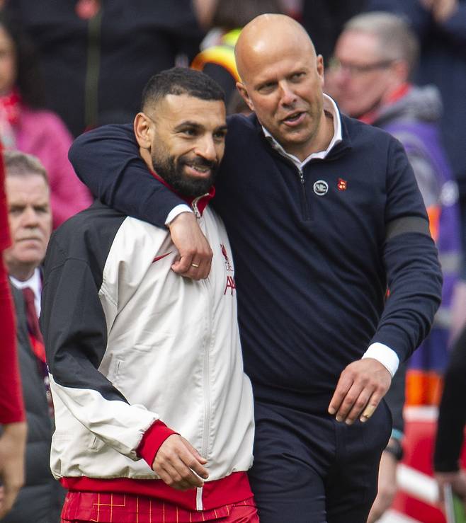 리버풀 살라흐(왼쪽)와 아르네 슬롯 감독. EPA연합뉴스