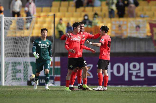 강원FC 선수들이 직전 라운드 광주FC와의 홈 경기에서 승리한 뒤 기뻐하고 있다. 프로축구연맹 제공