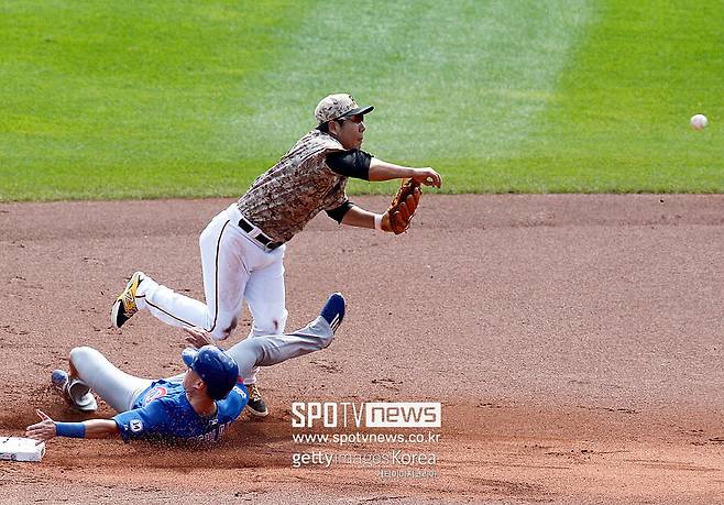 ▲ 강정호는 이 살인 태클에 왼 무릎 수술을 받아야 했고, 2016년 시즌은 5월에나 시작할 수 있었다
