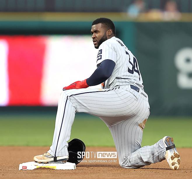 ▲ 플로리얼은 최근 8경기에서 3개의 도루를 추가하며 주루에서도 발동이 걸린 모습을 보여주고 있다 ⓒ곽혜미 기자