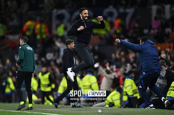 ▲ 1차전 원정 경기에서 2-2 무승부를 기록하고 홈으로 돌아온 맨유는 안방에서 2차전이 열려 내심 자신감을 보였다. 기세대로 먼저 2골을 넣으면서 손쉽게 4강에 오를 것처럼 보였으나 연장 포함 내리 4골을 헌납했다. 벼랑 끝까지 내몰렸던 맨유는 연장 후반 놀라운 집중력을 발휘하며 기적같은 역전승을 거두는 기염을 토했다.