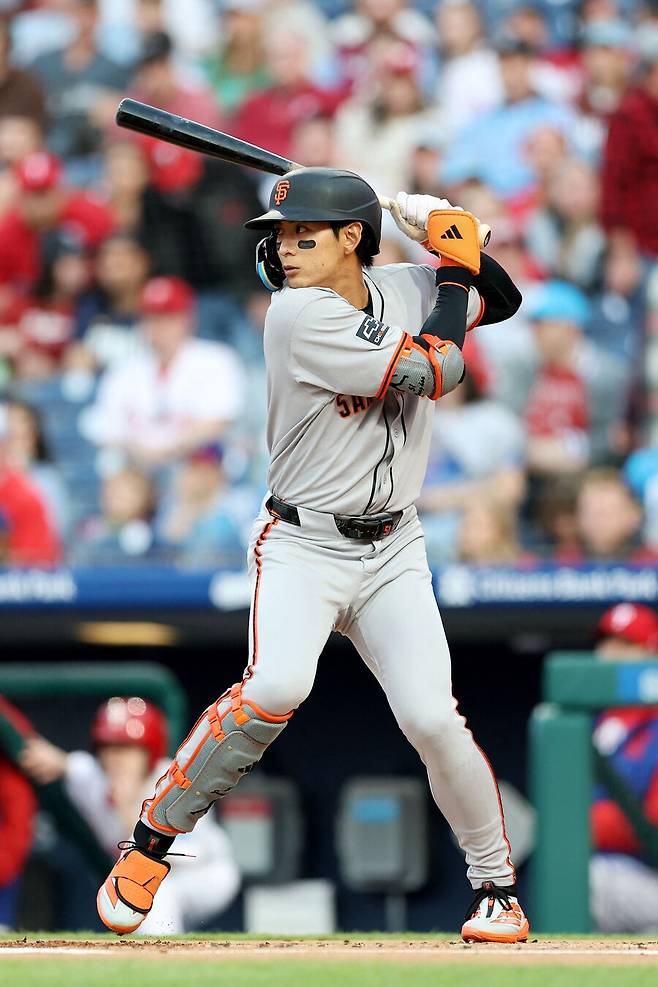 ▲ 지난 16일(한국시간) 미국 펜실베이니아주 시티즌스뱅크파크에서 열린 2025 메이저리그 샌프란시스코와 필라델피아 필리스 경기. 타격을 준비하는 이정후. ⓒ연합뉴스/AFP