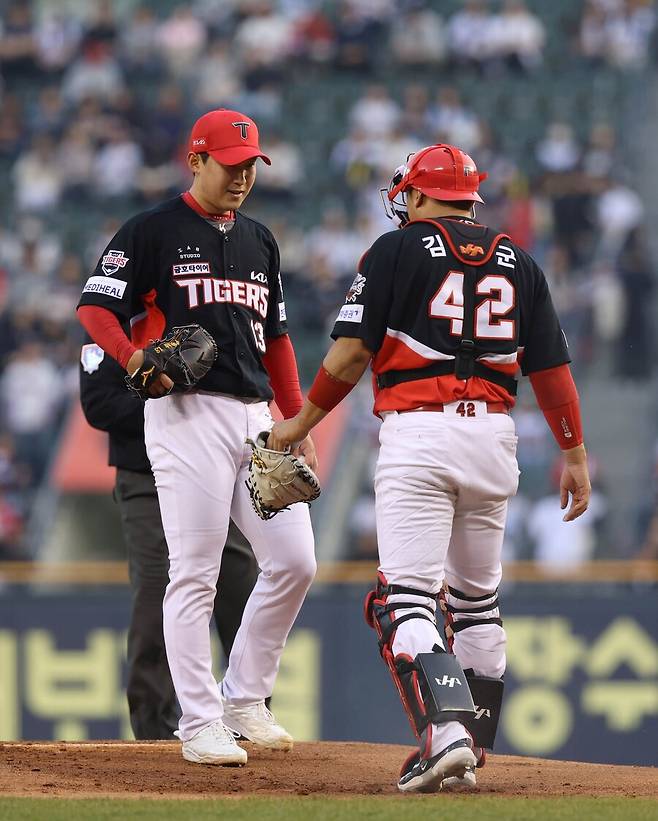 ▲ 윤영철은 뚜렷한 구속 저하 모습을 보이며 우려를 샀고, 결국 제구까지 말을 듣지 않으며 조기 강판을 피할 수 없었다 ⓒKIA타이거즈