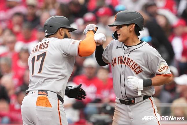 이정후(오른쪽)가 엘리엇 라모스와 하이파이브를 하고 있다. /AFPBBNews=뉴스1