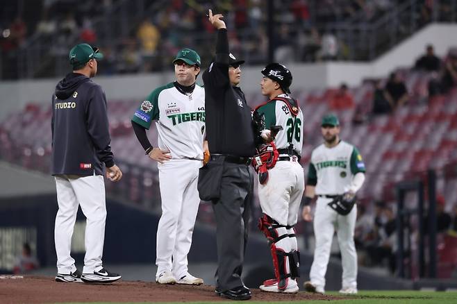 KIA 타이거즈 양현종(왼쪽에서 두 번째)이 17일 광주 KT전에서 6회 강판되고 있다. /사진=KIA 타이거즈 제공