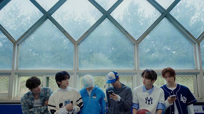 스무 살의 뜨거운 자유 시간! TWS, 신곡 '마음 따라 뛰는 건 멋지지 않아?' MV 티저 공개