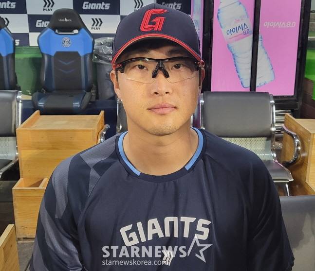 롯데 박세웅이 17일 키움전 승리 후 취재진과 인터뷰를 하고 있다. /사진=안호근 기자