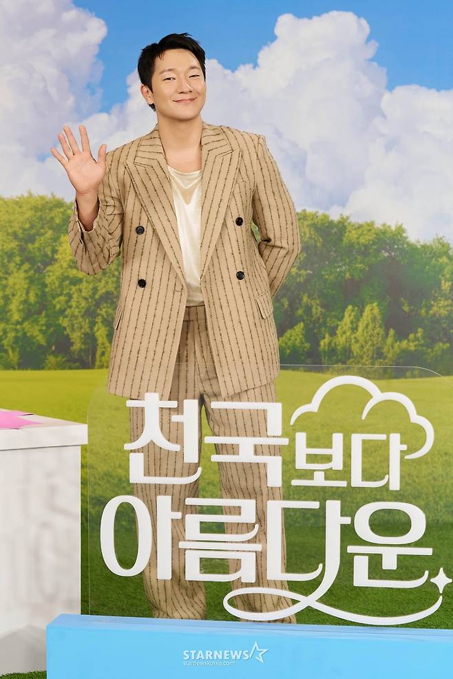 손석구 '여심 잡는 손인사'[★포토]