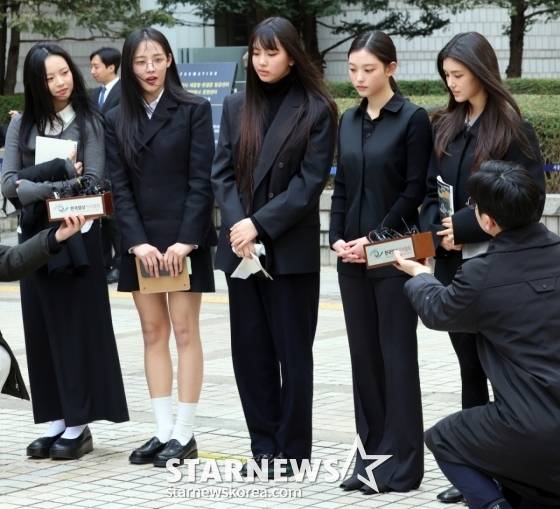 (서울=뉴스1) 황기선 기자 = 그룹 뉴진스(왼쪽부터 하니, 민지, 혜인, 해린, 다니엘)가 7일 서울 서초구 서울중앙지방법원에서 어도어 측이 멤버들을 상대로 제기한  ‘기획사 지위보전 및 광고계약 체결 등 금지’ 가처분 첫 심문기일을 마친 후 취재진 질문에 답하고 있다. 2025.3.7/뉴스1  Copyright (C) 뉴스1. All rights reserved. 무단 전재 및 재배포,  AI학습 이용 금지. /사진=(서울=뉴스1) 황기선 기자